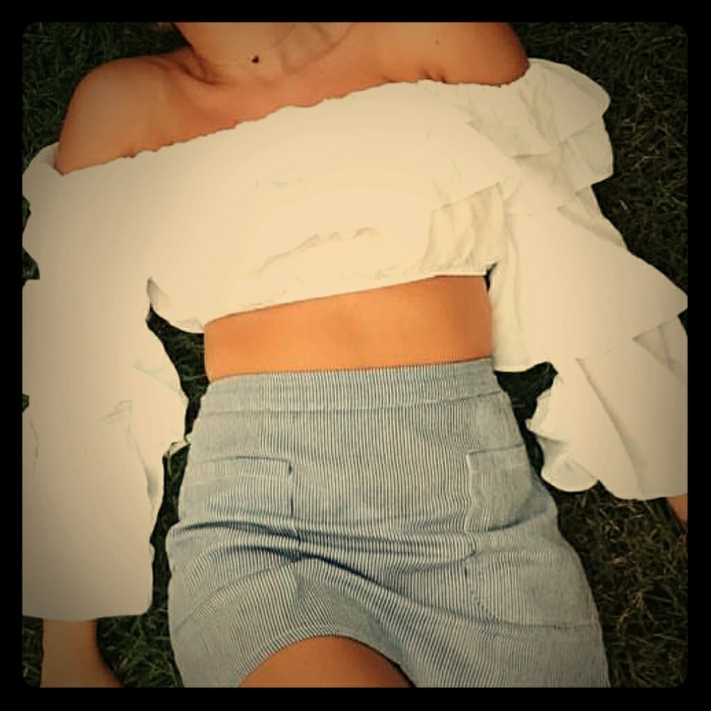 Adorable top only black left white is gone